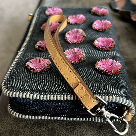 Vera Bradley Wristlet. - Picture 5 of 5